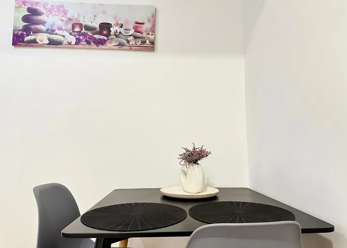 Bright & Spacious In Town, Near The - No 3 Appartement *